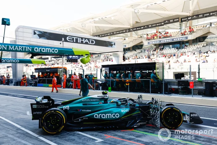 Fernando Alonso, Aston Martin AMR24, sale del garaje con el equipo enganchado