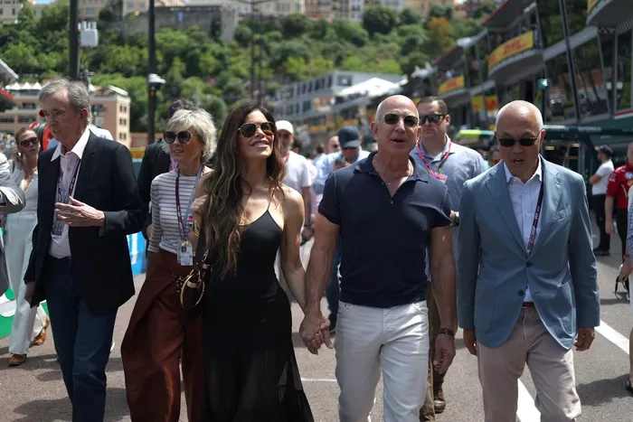 Derek Chang, dyrektor generalny Liberty Media Corporation, Jeff Bezos i Lauren Sanchez w sieci