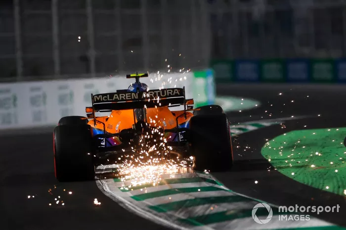 Las chispas salen del coche de Lando Norris, McLaren MCL35M 