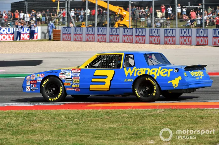 Daniel Ricciardo, McLaren, en el coche de Dale Earnhardt Wrangler Chevrolet Monte Carlo NASCAR de 1984