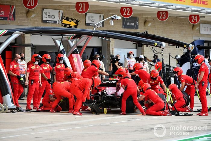 Carlos Sainz Jr., Ferrari SF21, en boxes durante los entrenamientos