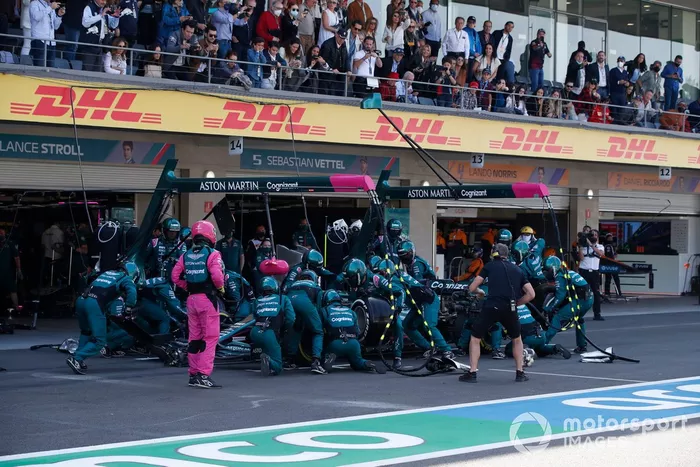 Lance Stroll, Aston Martin AMR21, en pits