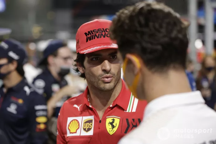 Carlos Sainz Jr., Ferrari, habla con Lando Norris, McLaren