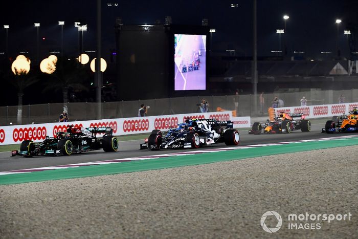 Lewis Hamilton, Mercedes W12, Pierre Gasly, AlphaTauri AT02, y Fernando Alonso, Alpine A521