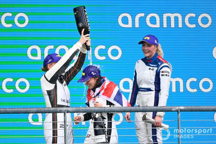 Podio: ganadora de la carrera y campeona Jamie Chadwick celebra con Abbi Pulling y Emma Kimilainen
