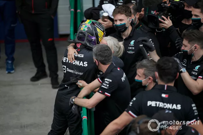 Lewis Hamilton, de Mercedes, celebra con su equipo tras conseguir la pole para la carrera Sprint