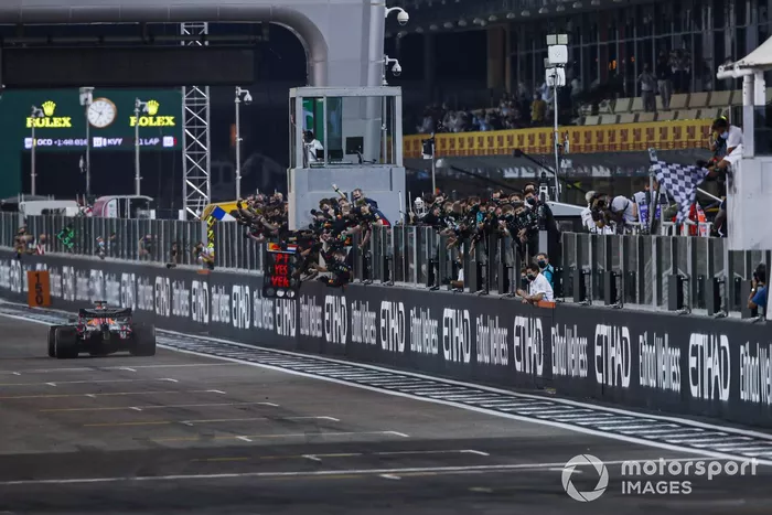 Max Verstappen, Red Bull Racing RB16, 1ª posición, toma la bandera a cuadros