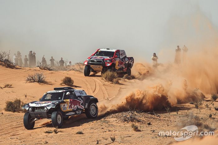 Carlos Sainz, Lucas Cruz, MINI X-Raid; Nasser Al Attiyah, Mathieu Baumel, Toyota Gazoo Racing