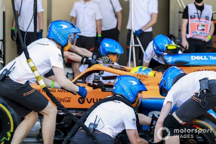 Lando Norris, McLaren MCL35, practica de pitstop