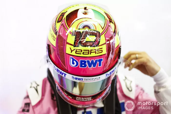 Sergio Pérez, Racing Point, con su casco de edición especial para su última sesión de clasificación con Racing Point