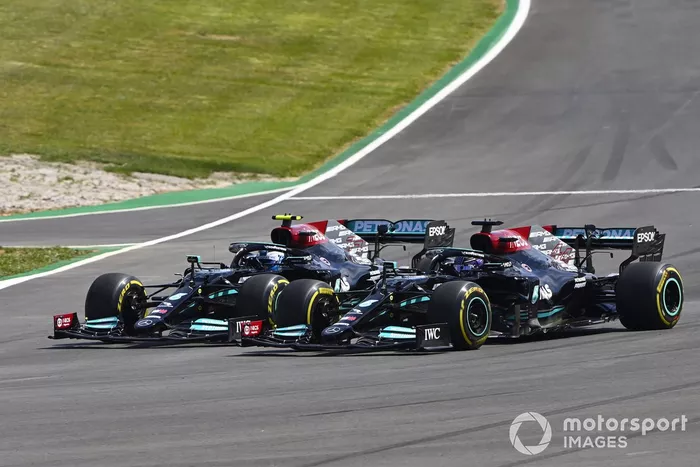 Lewis Hamilton, Mercedes W12, pasa a Valtteri Bottas, Mercedes W12