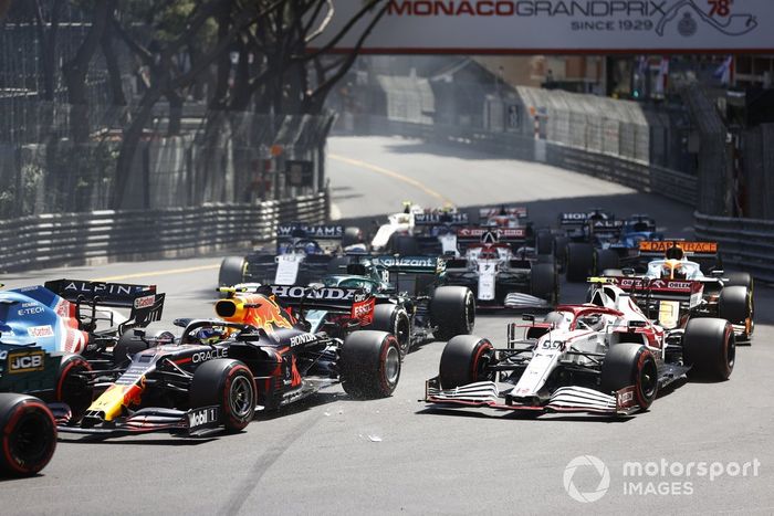 Sergio Pérez, Red Bull Racing RB16B, Antonio Giovinazzi, Alfa Romeo Racing C41, Lance Stroll, Aston Martin AMR21, al inicio