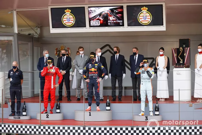 Podio: Adrian Newey, director técnico de Red Bull Racing, segundo lugar Carlos Sainz Jr., Ferrari, ganador Max Verstappen, Red Bull Racing, y tercer lugar Lando Norris de McLaren
