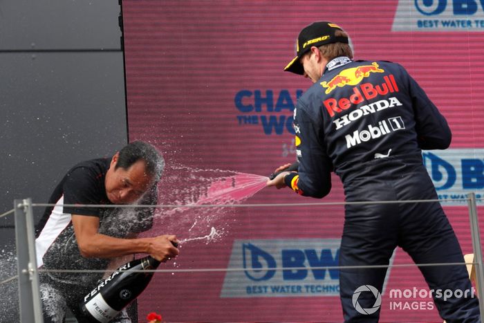 Podio: Toyoharu Tanabe, Director técnico F1 Honda, ganador Max Verstappen, Red Bull Racing