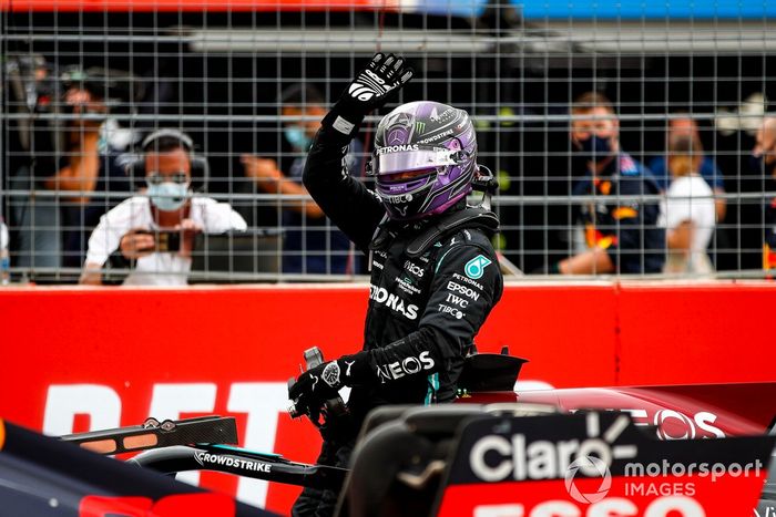 Segundo lugar Lewis Hamilton, Mercedes, en Parc Ferme