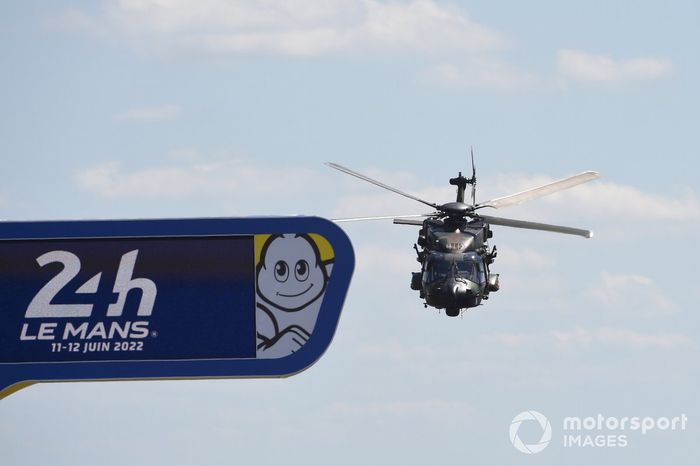 Un helicóptero militar acelera tras dar el banderazo de salida.