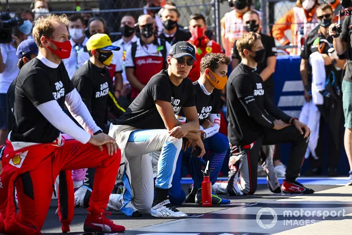 Los pilotoss se paran y se arrodillan en apoyo de la campaña para el fin del racismo