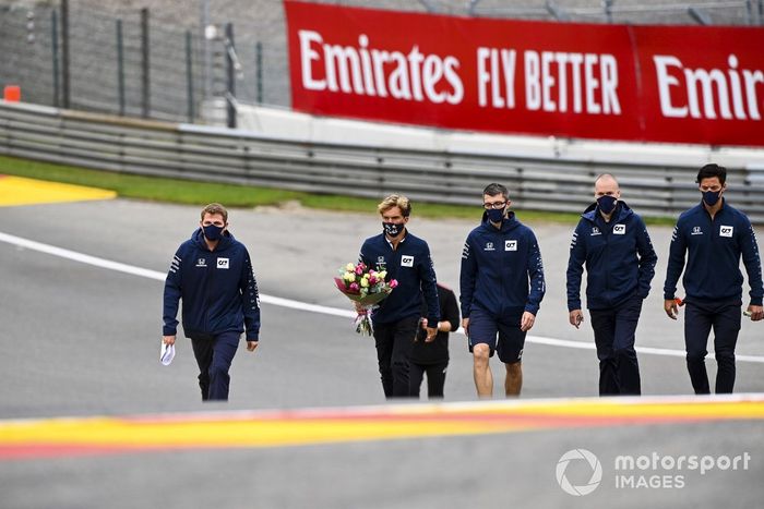 Pierre Gasly, AlphaTauri camina por el circuito llevando unas flores para Anthoine Hubert