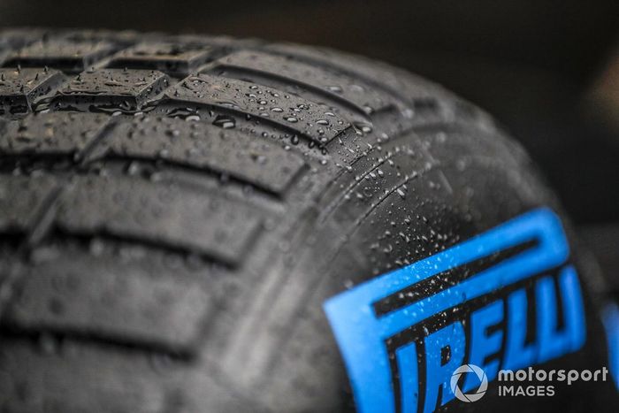 Gotas de agua en un neumático Pirelli para lluvia