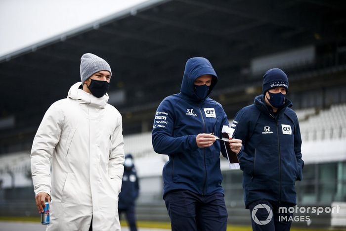 Pierre Gasly, AlphaTauri, recorre la pista con miembros del equipo