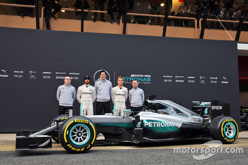 De onthulling van de Mercedes AMG F1 W07 Hybrid met Andy Cowell, Mercedes-Benz High Performance Powertrains Managing Director; Lewis Hamilton, Mercedes AMG F1; Toto Wolff, Mercedes AMG F1 Shareholder en Executive Director; Nico Rosberg, Mercedes AMG F1; Paddy Lowe, Mercedes AMG F1 Executive Director