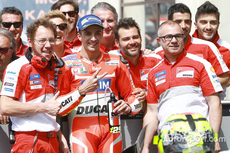 Andrea Iannone fecha a primeira fila