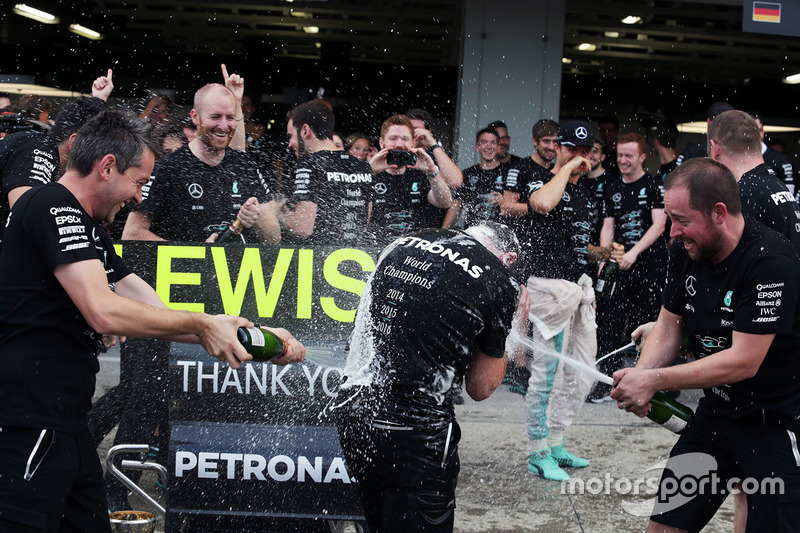 Тоні Волтон, Mercedes AMG F1 святкує Кубок конструкторів разом із командою