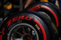 Pirelli-Reifen in der Boxengasse