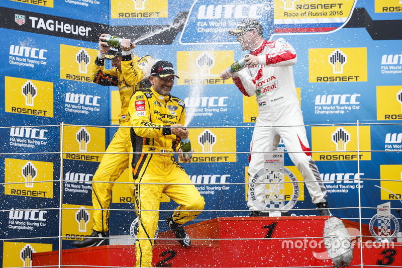 Podium: Le vainqueur Nicky Catsburg, LADA Sport Rosneft, Lada Vesta; le deuxième Gabriele Tarquini, LADA Sport Rosneft, Lada Vesta; l troisième Norbert Michelisz, Honda Racing Team JAS, Honda Civic WTCC