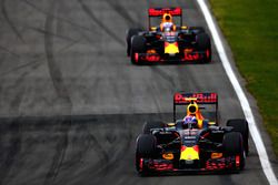 Max Verstappen, Red Bull Racing RB12 precede Daniel Ricciardo, Red Bull Racing RB12