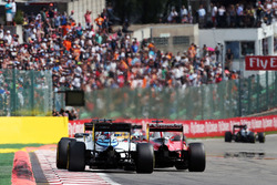 Valtteri Bottas, Williams FW38 e Sebastian Vettel, Ferrari SF16-H