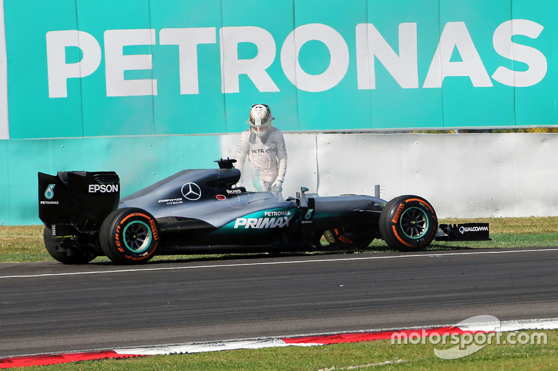 Lewis Hamilton, Mercedes AMG F1 valt uit met opgeblazen motor