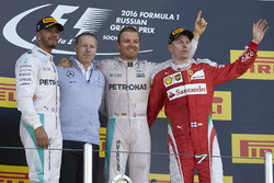 Podio: il vincitore Nico Rosberg, Mercedes AMG F1 Team, secondo Lewis Hamilton, Mercedes AMG F1 Team