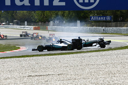 Lewis Hamilton, Mercedes AMG F1 W07 Hybrid et Nico Rosberg, Mercedes AMG F1 W07 Hybrid s'accrochent dans le premier tour
