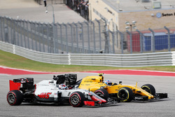 Jolyon Palmer, Renault Sport F1 Team RS16 y Romain Grosjean, Haas F1 Team VF-16 luchan por la posici