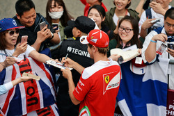 Sebastian Vettel, Ferrari firma de autógrafos para los fans