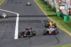 Carlos Sainz Jr., Scuderia Toro Rosso STR11 e Romain Grosjean, Haas F1 Team VF-16, in lota per la po