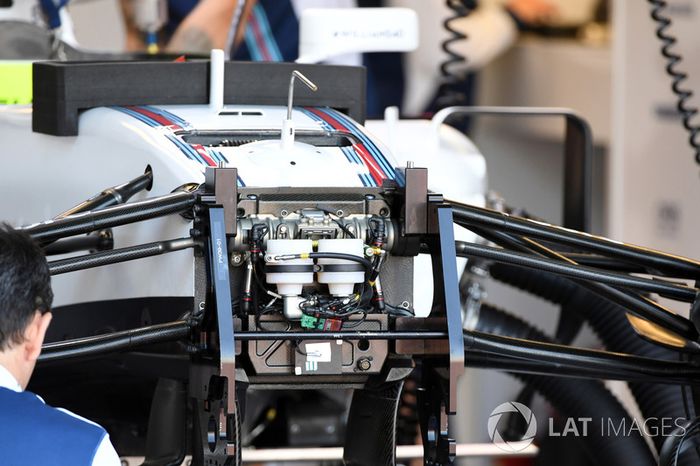 Williams FW40, detalle del chasis y la suspensión delantera