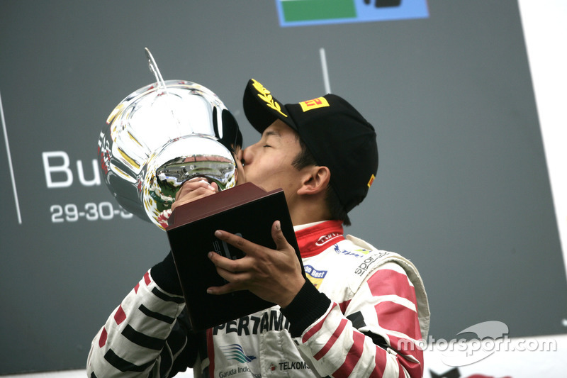 Rio Haryanto mencium trofi kemenangannya di Race 2 GP3 Hongaria 2011.