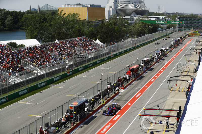 Daniil Kvyat, Scuderia Toro Rosso STR12, serves a drive-through penalty