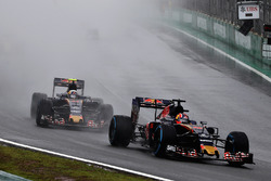 Daniil Kvyat, Scuderia Toro Rosso STR11, Carlos Sainz Jr., Scuderia Toro Rosso STR11