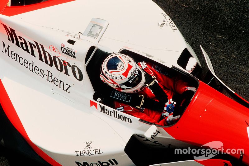 1995: Nigel Mansell abandona la Fórmula 1 y McLaren. La remontada inicial fracasa porque el británico no encaja en la estrecha cabina del monoplaza.
