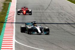 Lewis Hamilton, Mercedes AMG F1 W08, Sebastian Vettel, Ferrari SF70H