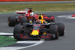 Max Verstappen, Red Bull Racing RB13, Sebastian Vettel, Ferrari SF70H