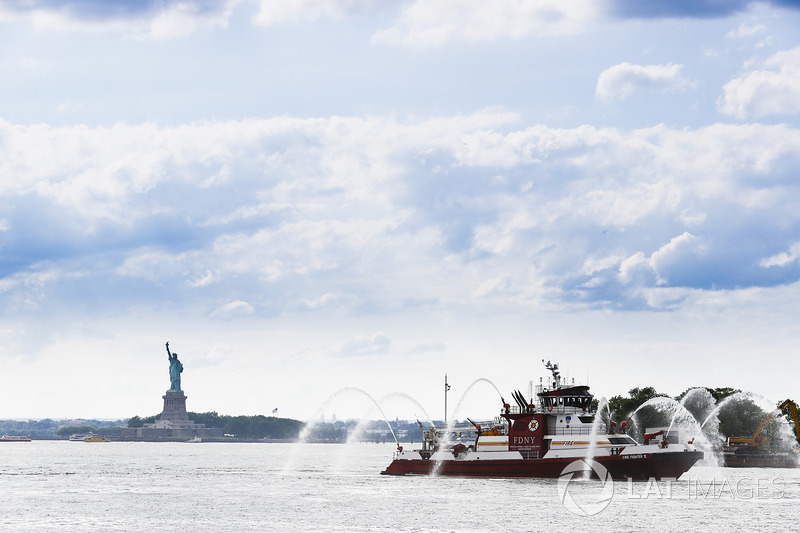 El Departamento de bomberos de Nueva York y la estatua de la libertad