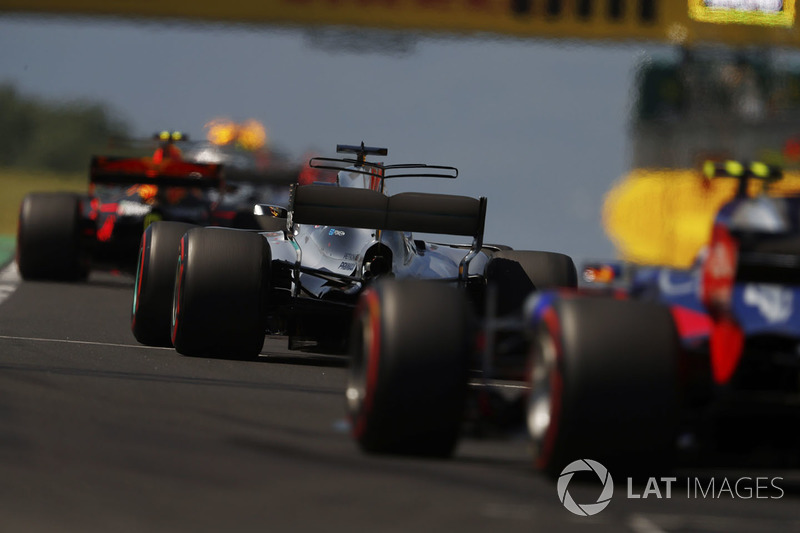 Max Verstappen, Red Bull Racing RB13, Lewis Hamilton, Mercedes AMG F1 W08, Carlos Sainz Jr., Scuderia Toro Rosso STR12, detrás del coche de seguridad