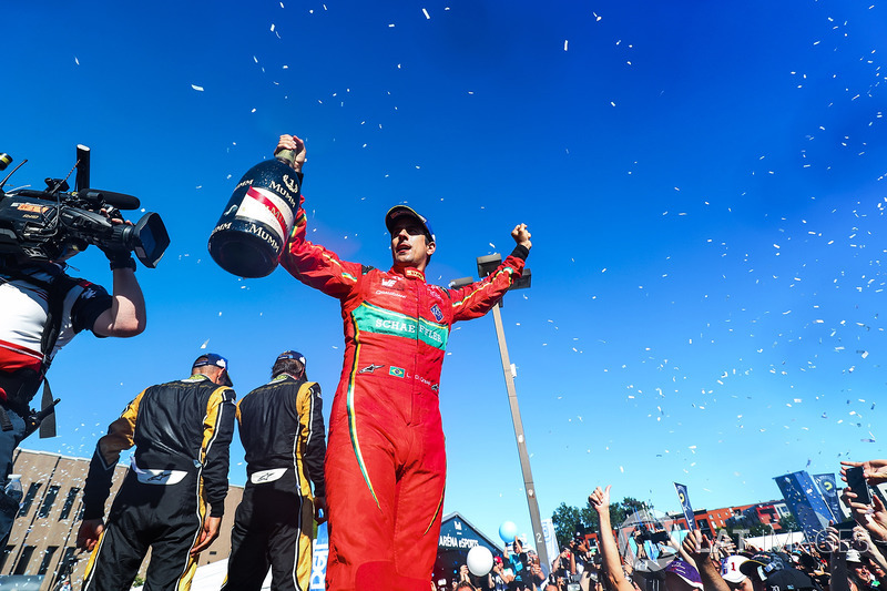 Lucas di Grassi, ABT Schaeffler Audi Sport, celebra en el podio con Jean Eric Vergne, Techeetah y Stéphane Sarrazin, Techeetah, después de ganar la carrerae race