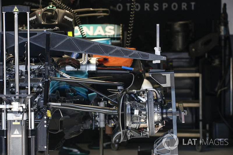 Mercedes-Benz F1 W08 Hybrid front wheel hub and front suspension detail