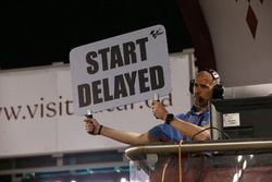 Letrero con el aviso de retraso