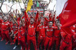 Команда Ferrari празднует победу в закрытом парке